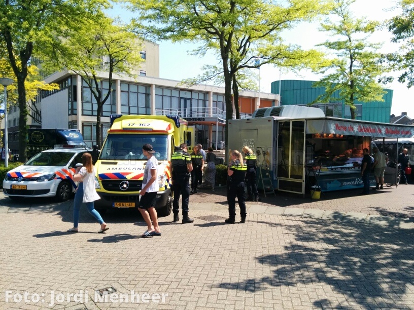 Politie en ambulance op markt Barendrecht