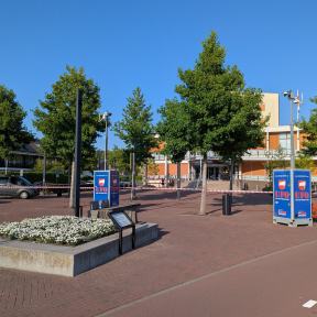 Vakken gemaakt voor demonstranten en 3 mobiele cameras op gemeentehuis plein