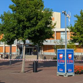 Vakken gemaakt voor demonstranten en 3 mobiele cameras op gemeentehuis plein
