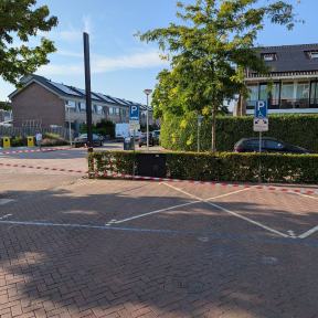 Vakken gemaakt voor demonstranten en 3 mobiele cameras op gemeentehuis plein