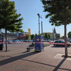Vakken gemaakt voor demonstranten en 3 mobiele cameras op gemeentehuis plein