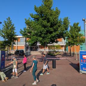 Vakken gemaakt voor demonstranten en 3 mobiele cameras op gemeentehuis plein