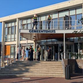 Demonstranten komen aan op het gemeentehuisplein