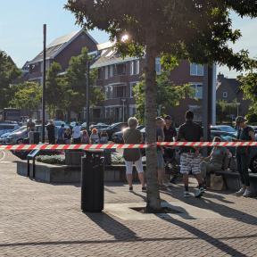 Demonstranten komen aan op het gemeentehuisplein