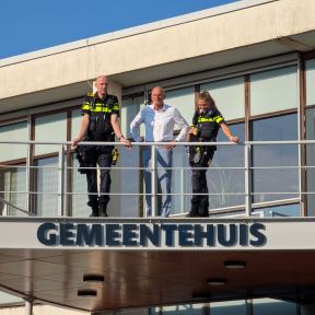 Demonstranten komen aan op het gemeentehuisplein
