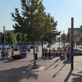 Demonstranten komen aan op het gemeentehuisplein