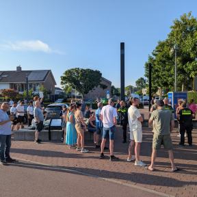 Demonstranten inmiddels op het plein; muziek, getrommel en een banner/spandoek
