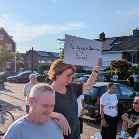 Demonstranten inmiddels op het plein; muziek, getrommel en een banner/spandoek