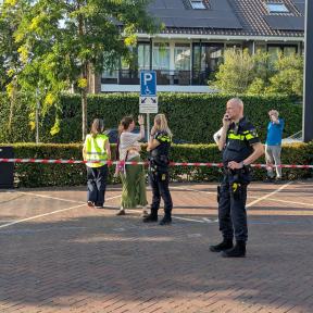 Demonstranten inmiddels op het plein; muziek, getrommel en een banner/spandoek