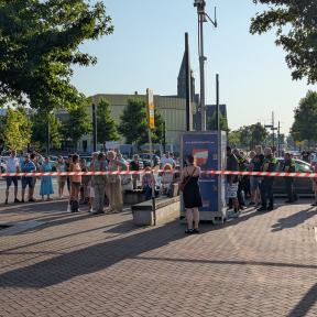 Demonstranten inmiddels op het plein; muziek, getrommel en een banner/spandoek