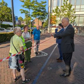 Een aantal raadsleden gaat in gesprek met de voor en tegenstanders