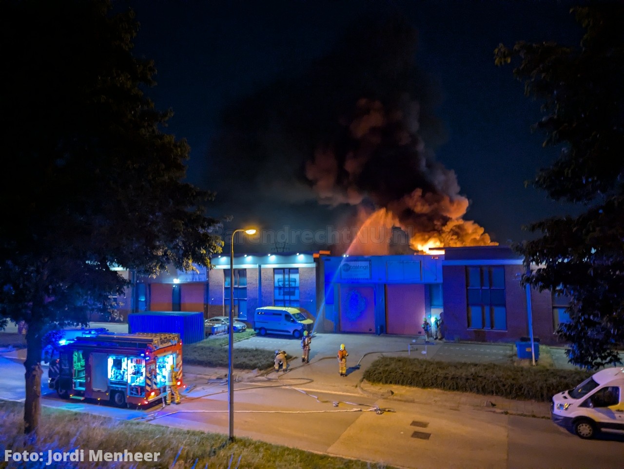 Grote brand op dak van bedrijf aan de Fennaweg