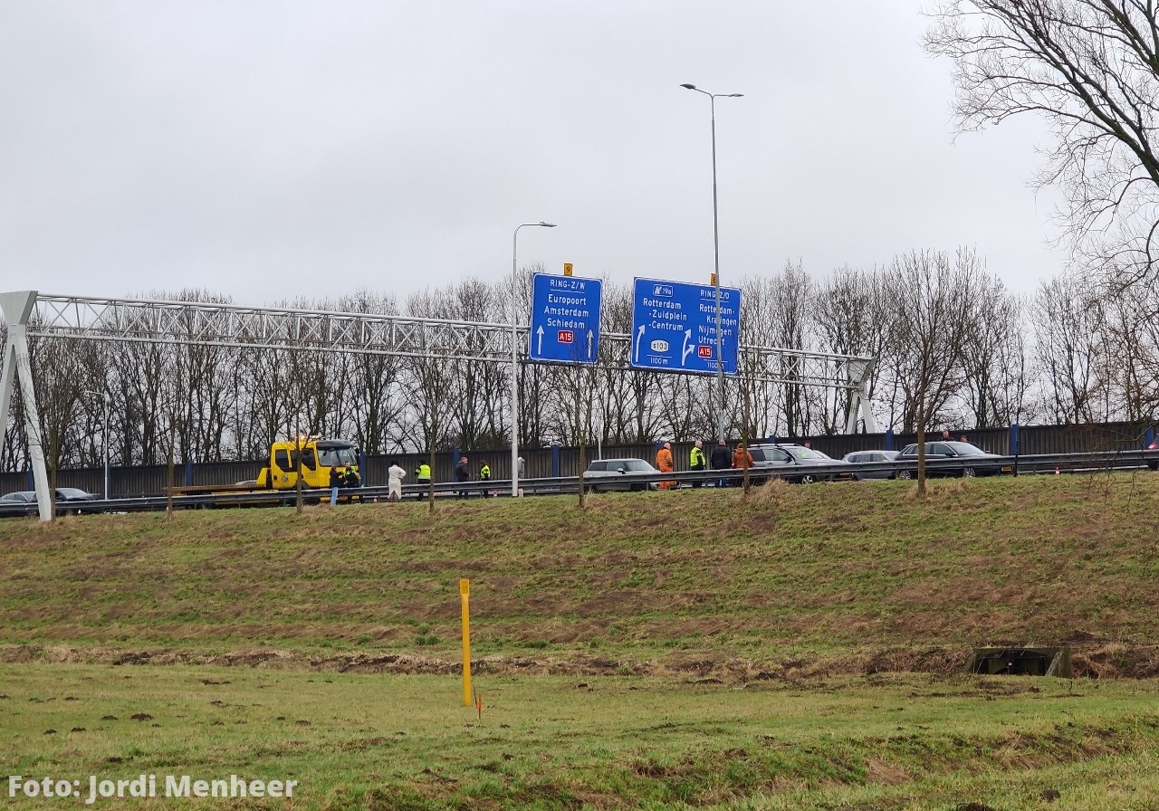 Afrit A29 bij IKEA afgesloten ivm ongeval, verkeer moet door Heinenoordtunnel doorrijden (en kan niet terug ivm afsluiti