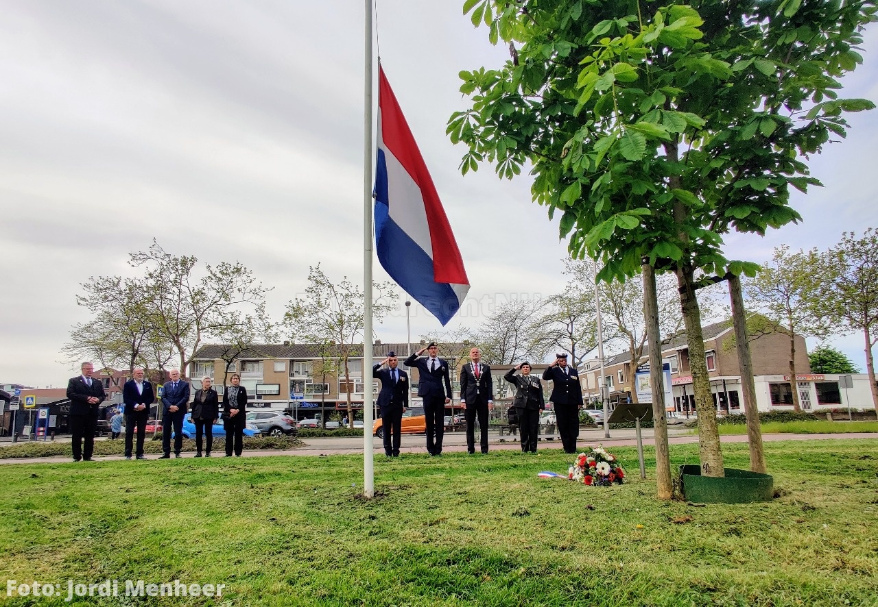 Herdenking met delegatie bij de Anne Frank boom thv 't Vlak aan de Binnenlandse Baan
