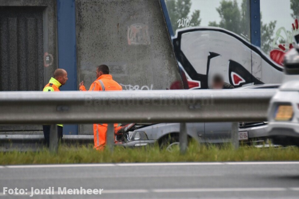 Kop-staart aanrijding A29 thv Voordijk, twee auto's afgevoerd