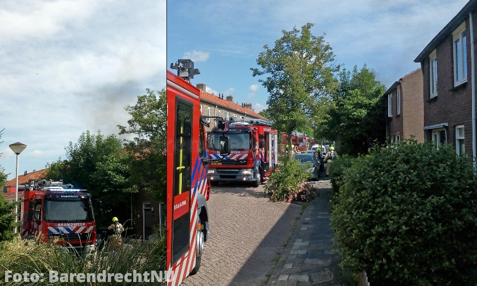 Woningbrand Trompstraat: Zwarte rook komt uit het dak, brandweer heeft deur ingetrapt