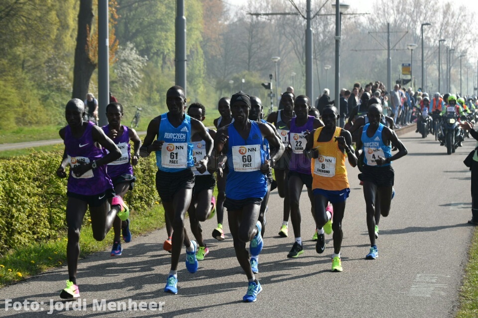 De eerste lopers vd Marathon zijn zojuist Vrijenburg gepasseerd