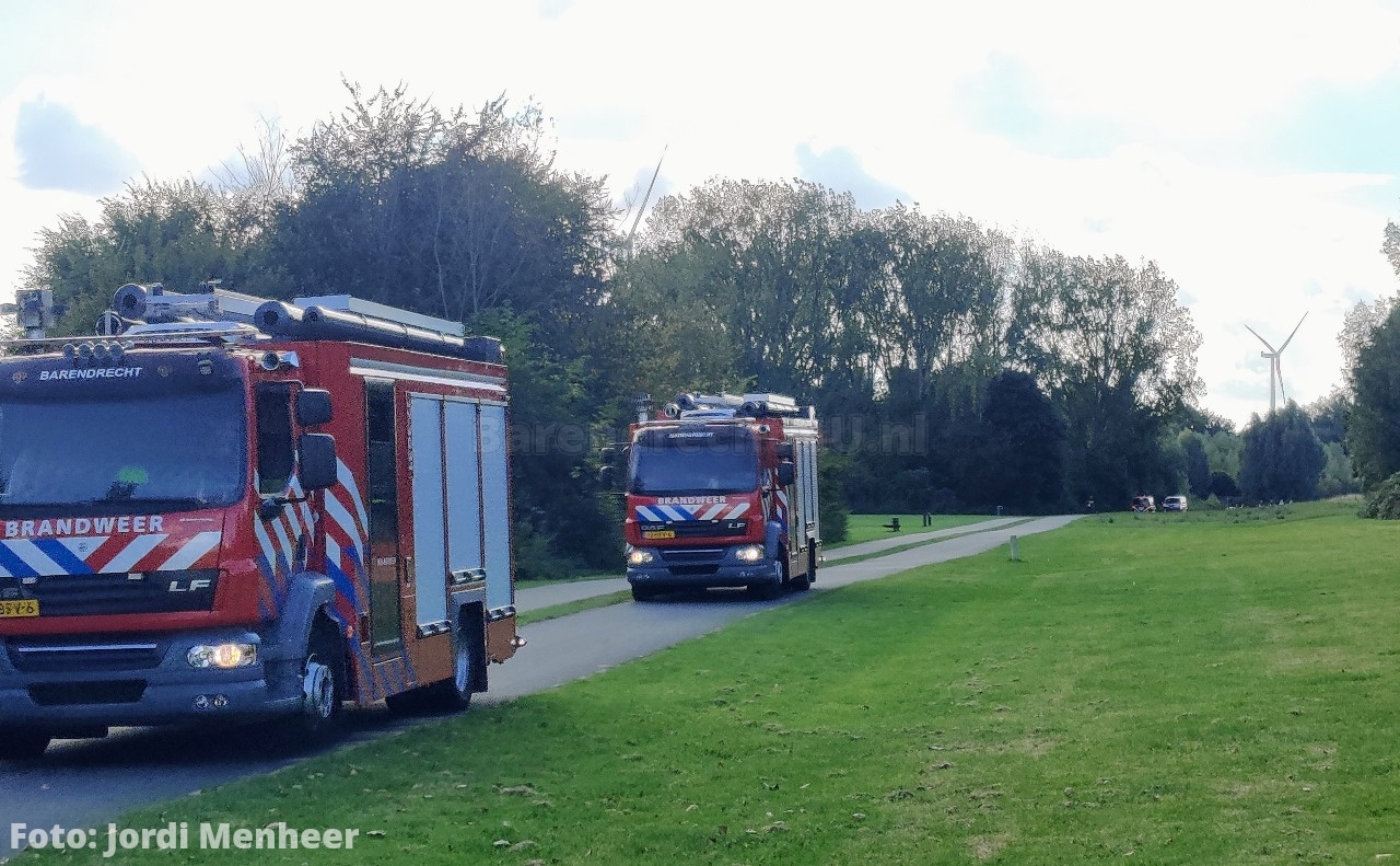 Hulpdiensten groots uitgerukt voor melding persoon te water Oude Maas: 2 kinderfietsen langs waterkant