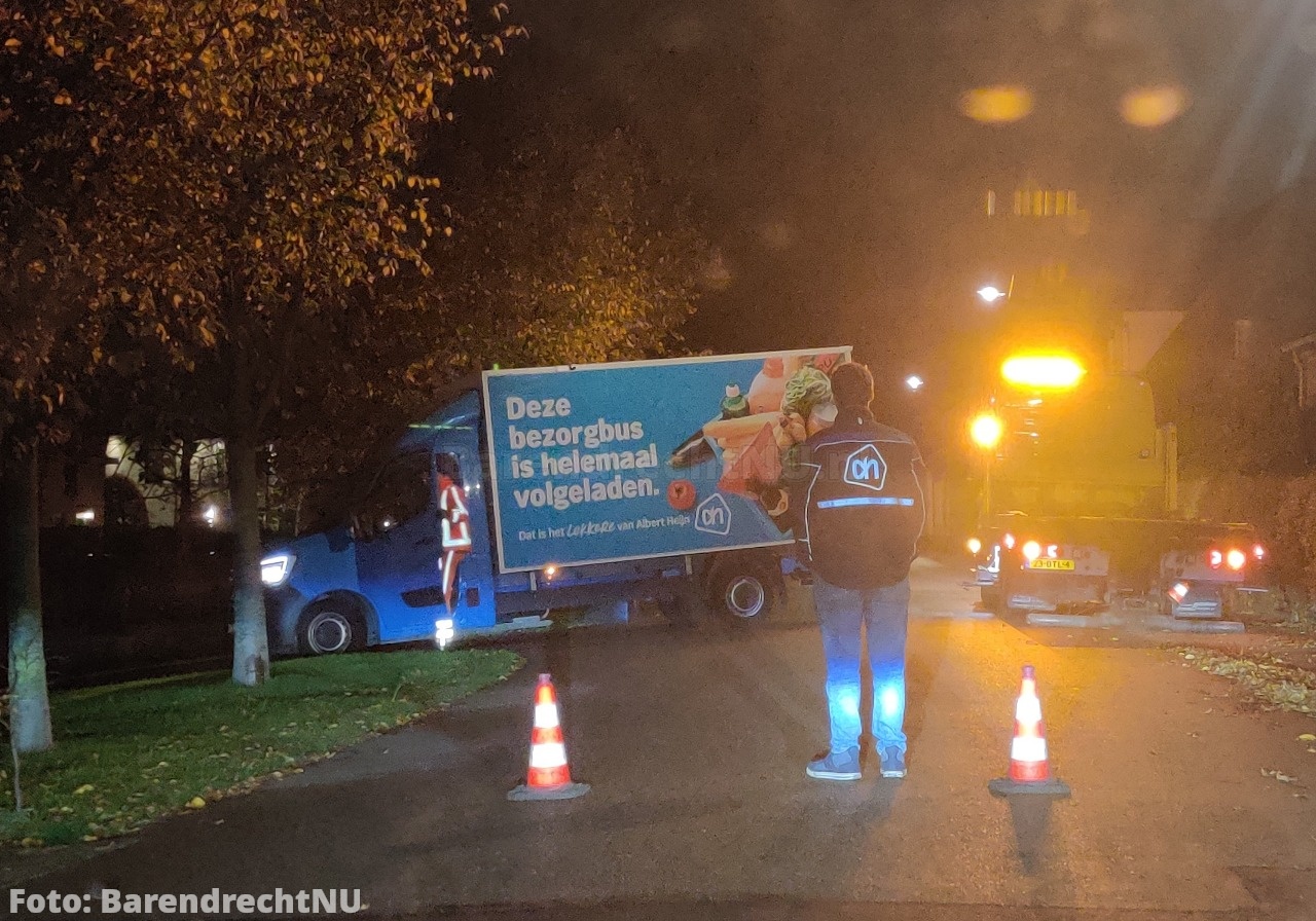 Live: Bezorger met bestelbus onderaan de Voordijk terecht gekomen