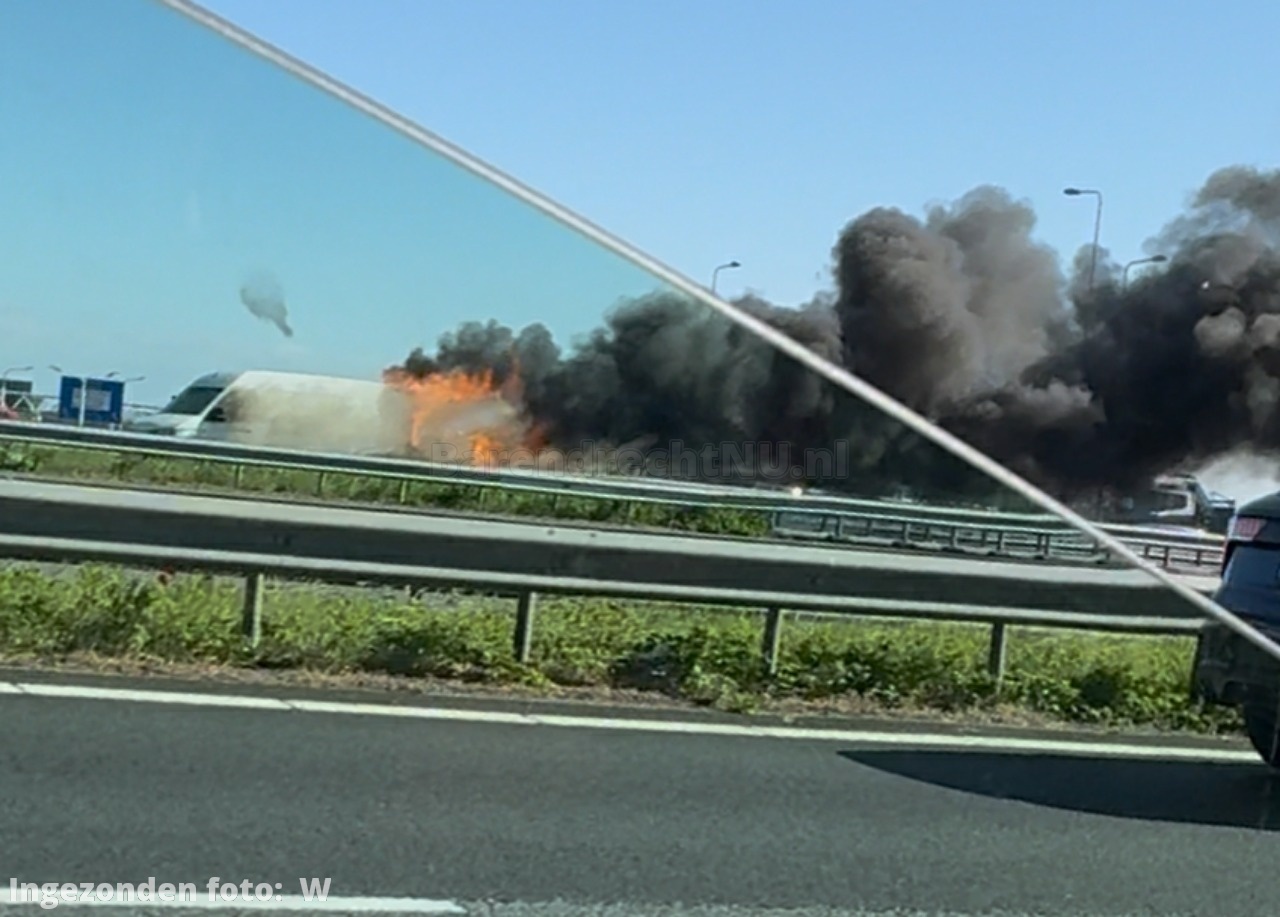 Live: Bestelbus in brand op de A15 thv de Dierensteinweg, in brand gevlogen na een ongeval