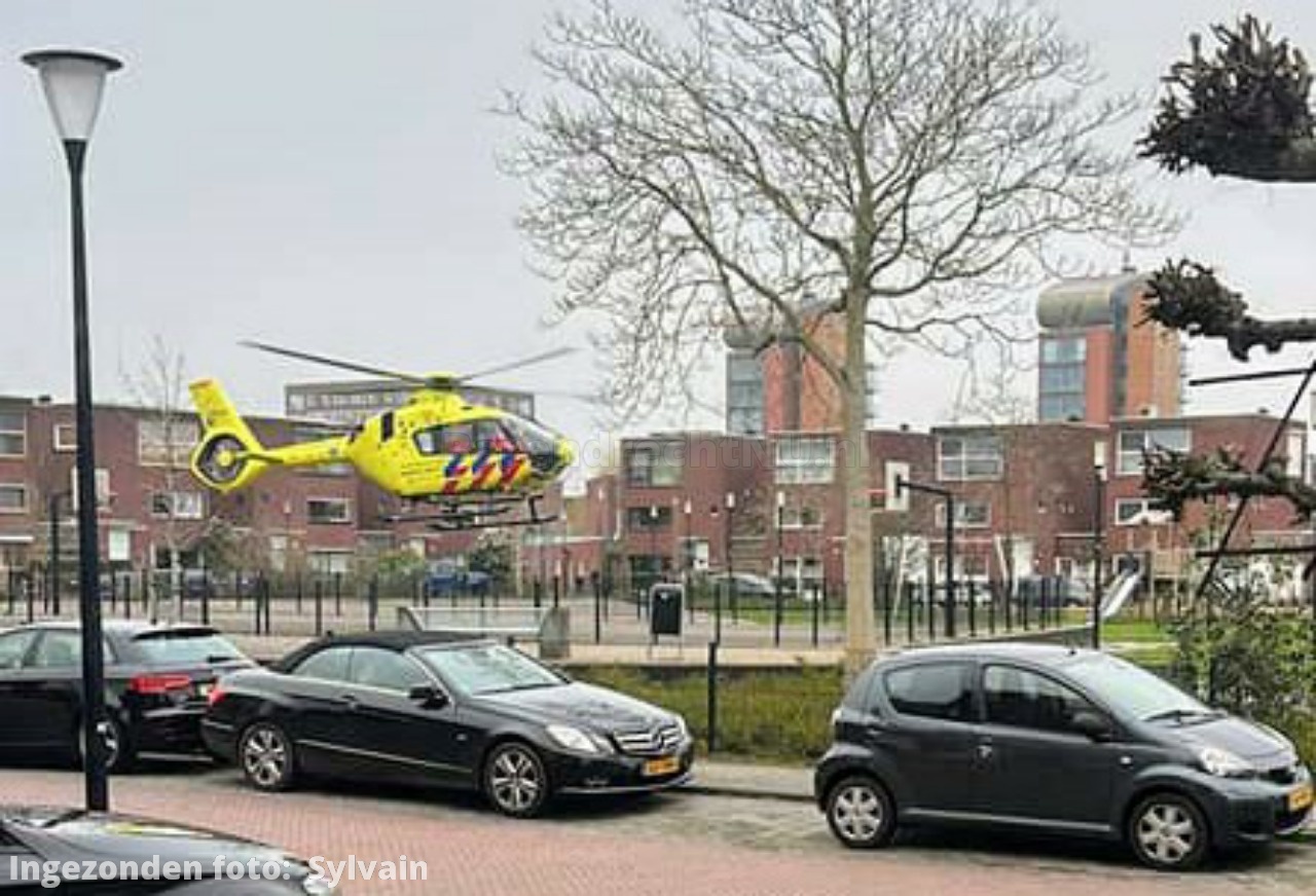 Traumahelikopter geland op speelplein aan het Kreeftwater voor medische noodsituatie aan het Zalmwater