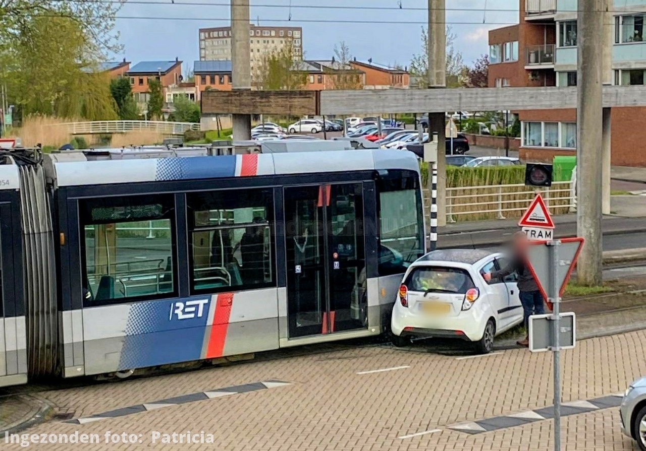 Live: Aanrijding auto/tram op de kruising Avenue Carnisse / Zuidersingel