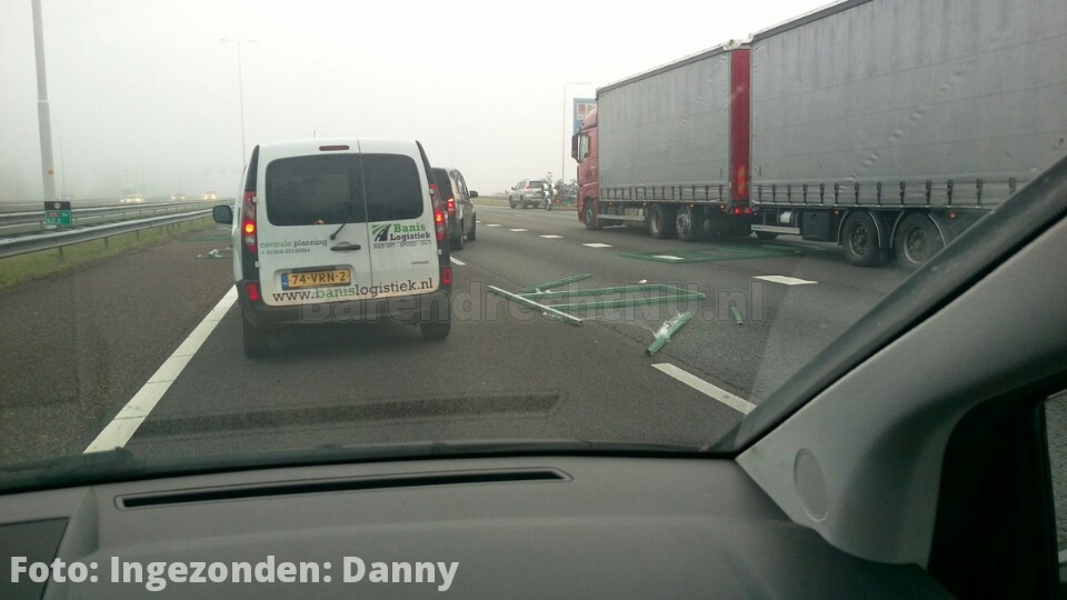 Vrachtwagen verliest lading op A15 thv oprit Dierensteinweg