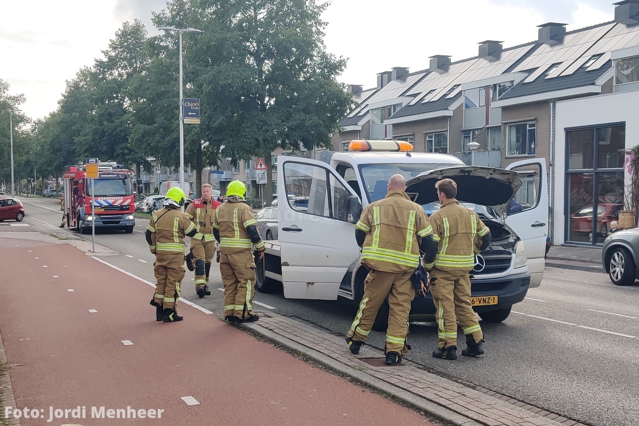 FOTO: Melding van vlammen onder motorkap van bestelbus aan de 2e Barendrechtseweg
