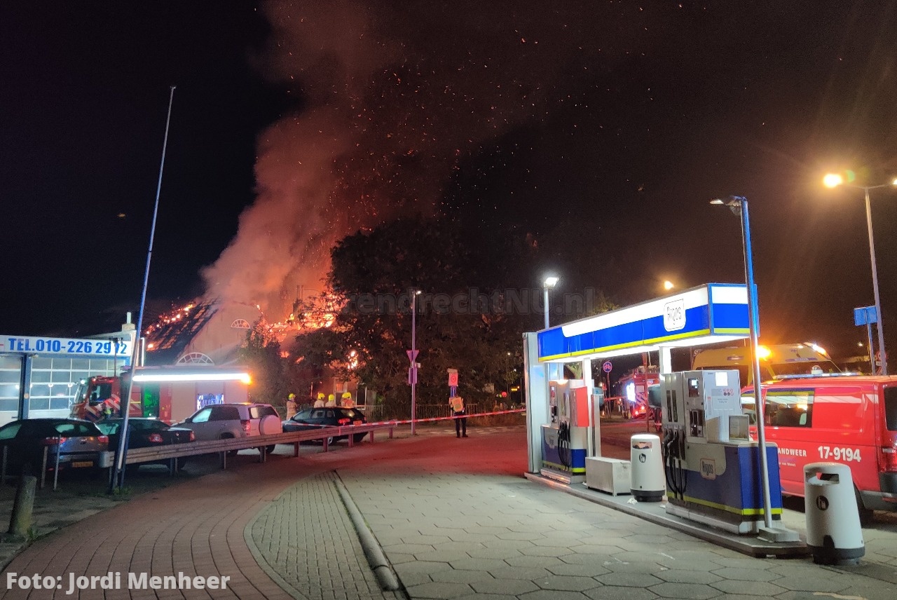 Grote uitslaande brand in (leegstaande) boerderij aan de Kooiwalweg/Pascalweg (naast Argos tankstation)