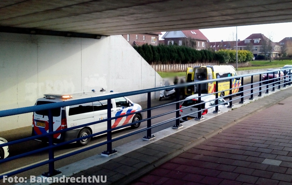 Ongeval met scooter in tunneltje Smitshoekse Baan onder Voordijk