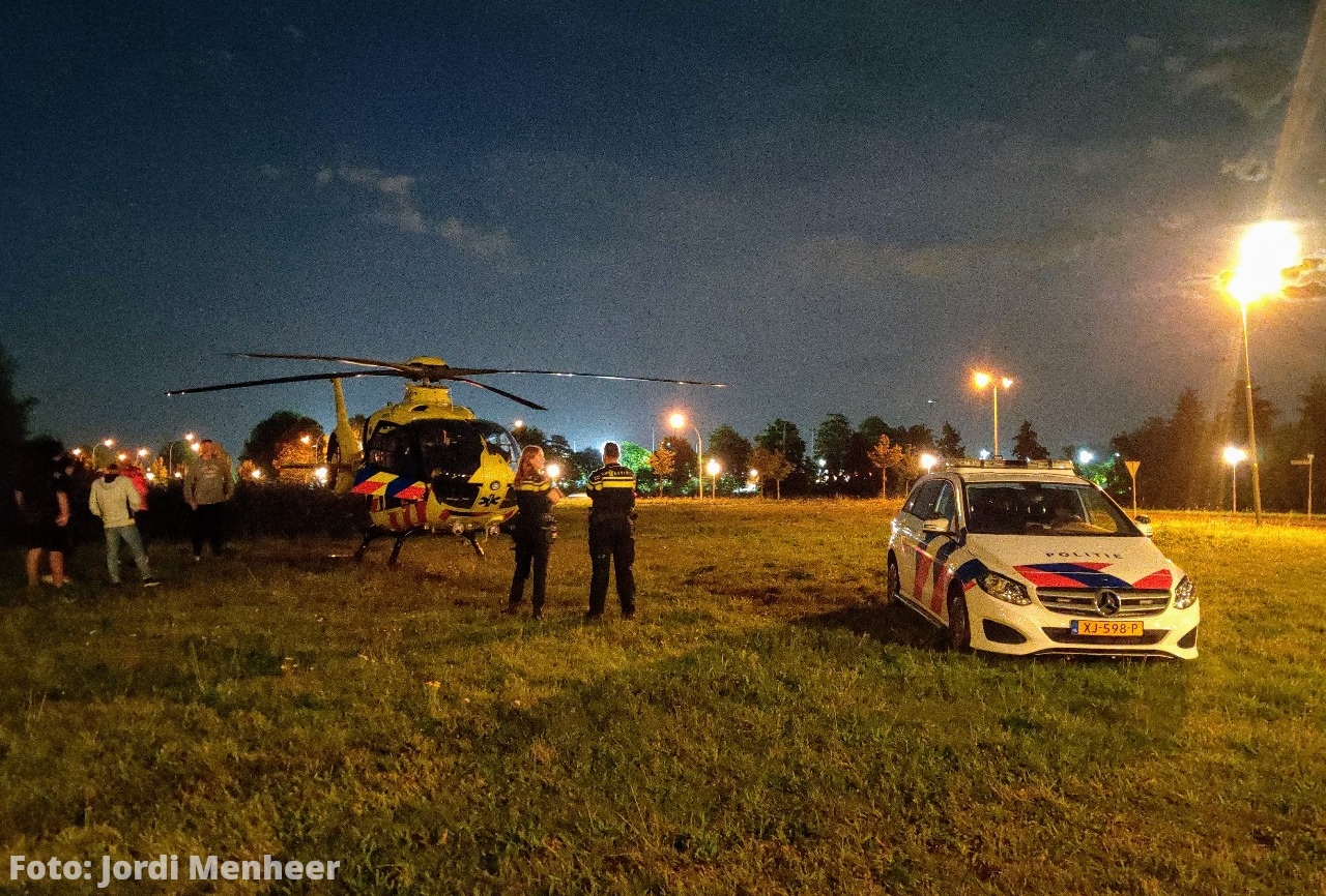 Traumahelikopter geland langs de Carnisser Baan voor medische noodsituatie aan de Voordijk