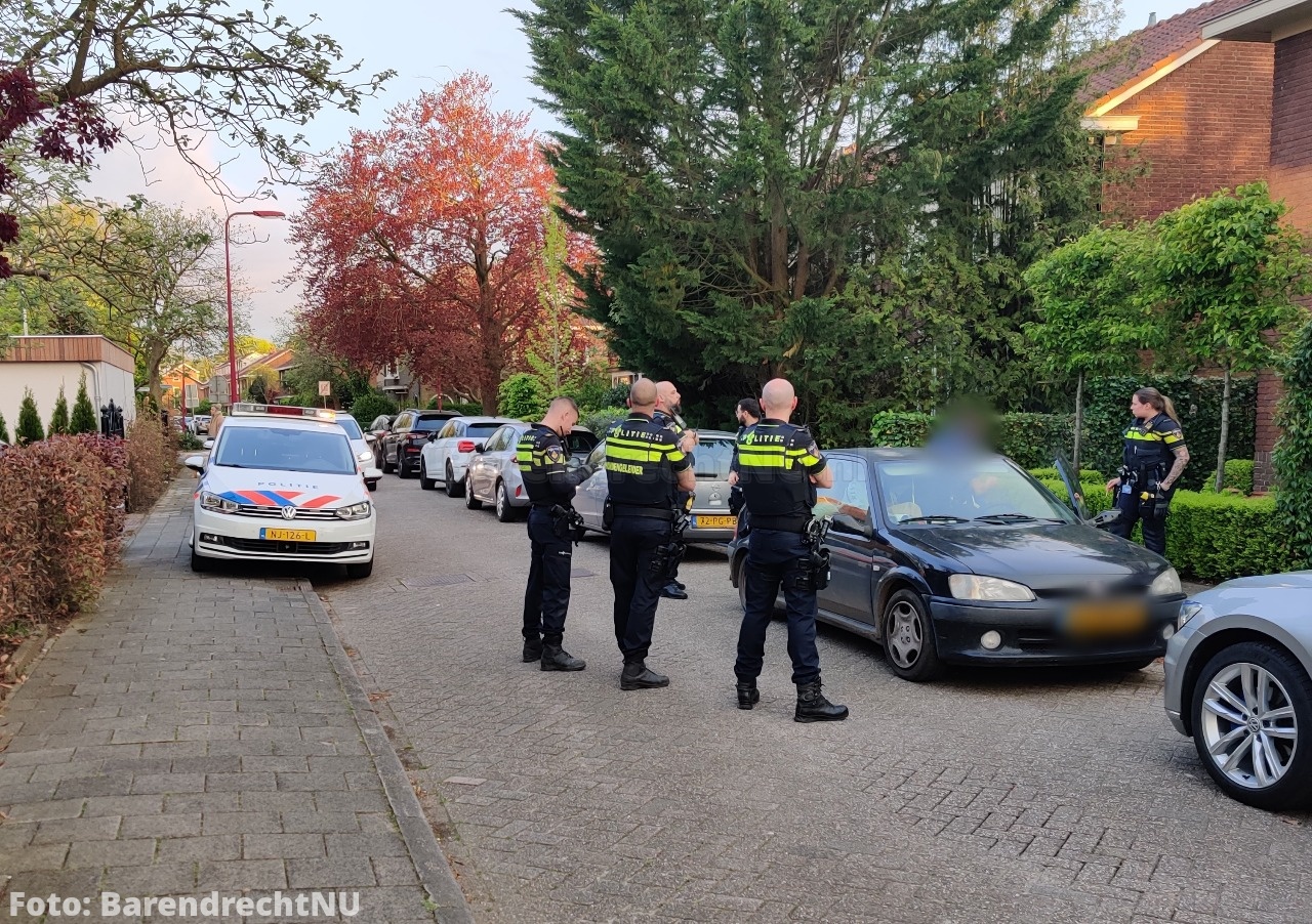Live: Man in (overvolle) auto staande gehouden aan de Prins Bernhardstraat