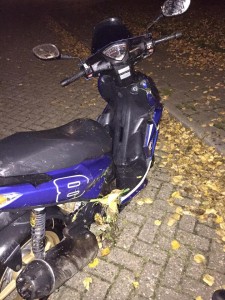 Gestolen scooter gedumpt in de sloot