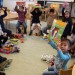 Sinterklaascadeaus voor kinderen in Schakelklassen dankzij hulp van vele vrijwilligers