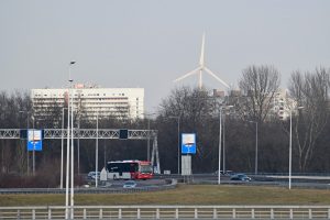 Archieffoto: Windmolen in Rotterdam (bij de Van Brienenoordbrug) gezien vanaf de geluidswal A15 (Vaanplein) in Barendrecht