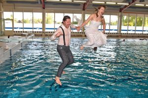Huwelijk vieren met sprong van duikplank in Inge de Bruijn Zwembad