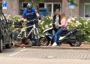 Handhaver aangereden en uitgescholden op Muziekplein, scooterrijder (16) zonder rijbewijs aangehouden