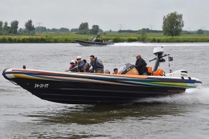 Kinderen met zeldzame ziekte varen mee in snelle boten over de Oude Maas