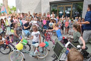 Leerlingen De Hoeksteen versieren fietsen ter afsluiting van verkeersveiligheidsproject