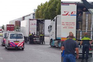 Gebonk uit vrachtwagen: 6 verstopte personen en chauffeur aangehouden op de Veilingweg