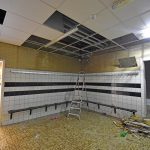 Waterlekkage door gesprongen leiding in plafond van kleedkamer Sporthal de Driesprong