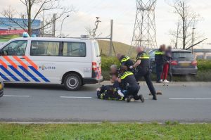 Automobilist aangehouden na eenzijdig ongeval op Carnisser Baan, gevecht met politie op rijbaan