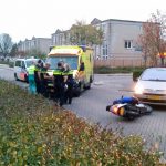 Bestuurder van motorscooter gewond bij aanrijding met auto aan de Harplaan