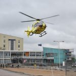 Traumahelikopter landt op gemeentehuisplein voor medische noodsituatie Dorpsstraat