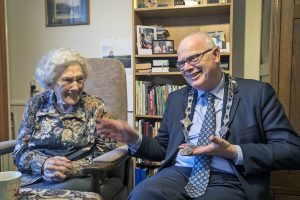 Burgemeester Van Belzen feliciteert 103-jarige mevrouw Den Otter