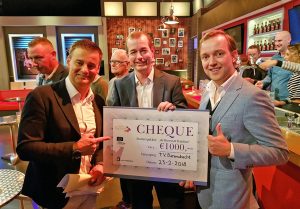 Cheque twv €1.000 voor Tennis Vereniging Barendrecht tijdens live uitzending Voetbal Inside
