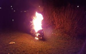 Gestolen scooter in brand gestoken op speeleiland aan de Meerwedesingel