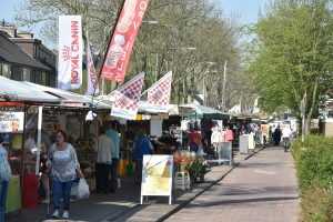 Markt voor het laatst op de Schaatsbaan, kleinere markt tijdens Koningsdag op gemeentehuisplein