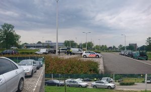 Controle door politie en Belastingdienst aan de Dierensteinweg: 11 auto's in beslag genomen