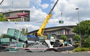 Grootschalige werkzaamheden in Inge de Bruijn Zwembad: Apparatuur via een gat in het dak naar buiten
